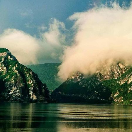 Vila Golful Dunarii Dubova Luaran gambar