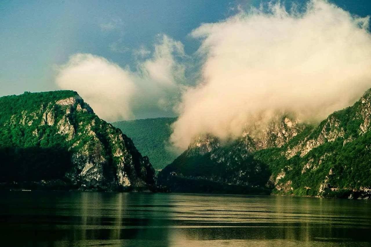 Vila Golful Dunarii Dubova Luaran gambar