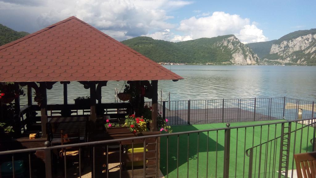 Vila Golful Dunarii Dubova Luaran gambar