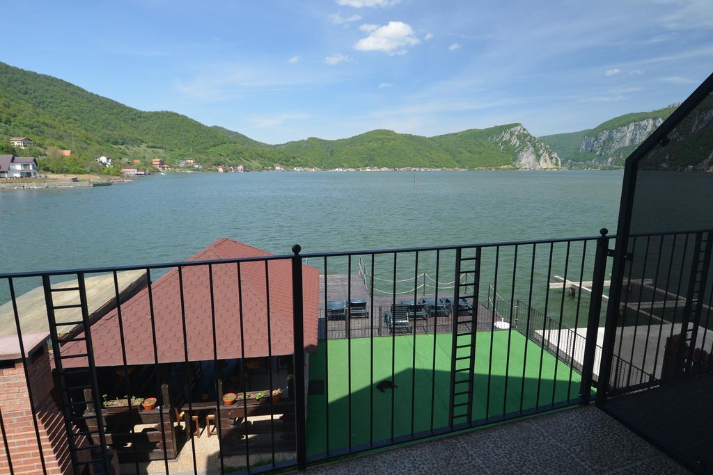 Vila Golful Dunarii Dubova Luaran gambar