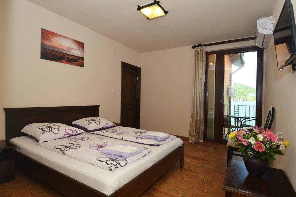 Vila Golful Dunarii Dubova Luaran gambar