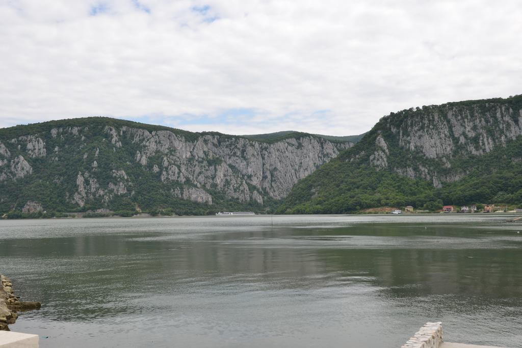 Vila Golful Dunarii Dubova Luaran gambar